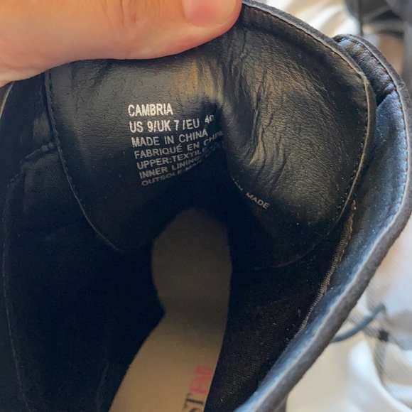 *SOLD* Heeled lace up boots - Picture 4 of 5